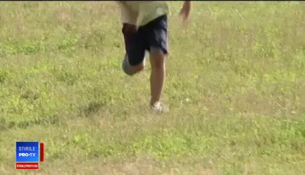 Un copil de 2 ani a căzut într-o groapă plină cu apă, săpată de părinți în curte