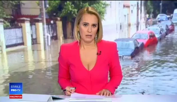 Inundații la Cluj. Șoferii nu au mai putut ieși din mașini din cauza nivelului apei