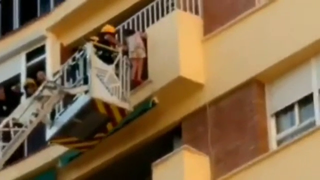 Poveste ca în "Singur acasă", în Spania. Situația periculoasă în care a ajuns o fetiță ”uitată” de mamă