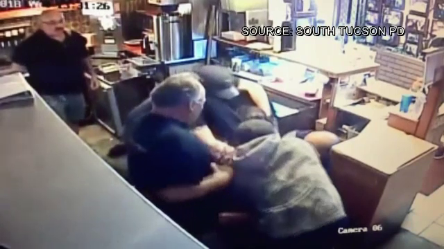 Bărbați răniți în timp ce încercau să împiedice un jaf, într-un restaurant. Totul a fost filmat