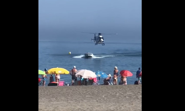 Scene de film în Malaga. Un traficant de droguri și-a abandonat barca și a fugit printre turiști