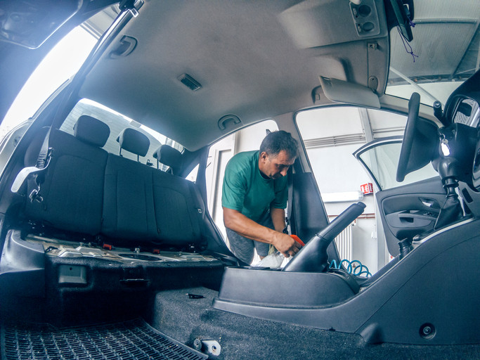 Românii, sclavi în spălătoriile de mașini din Marea Britanie. Ce pățesc angajații