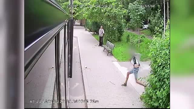 Momentul în care un tânăr a atacat cu pietre un autobuz din Iași. Suspectul e încă liber