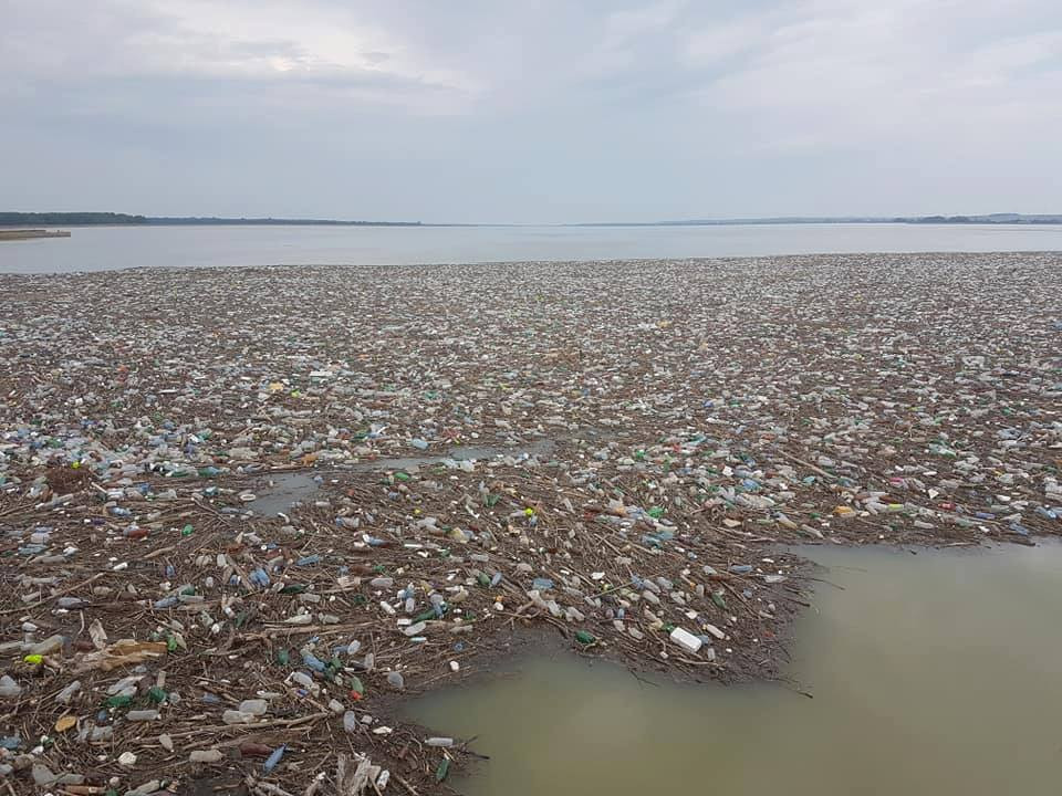 Dezastru pe râul Olt. Barajul de la Drăgănești s-a transformat în groapă de gunoi. VIDEO