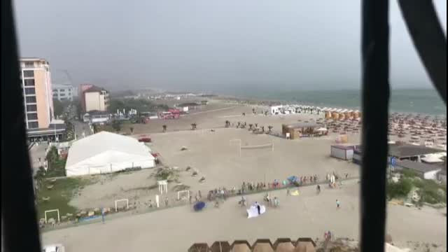 Vijelii și ploi cu gheață pe litoral. Turiștii au luat-o la fugă de pe plajă