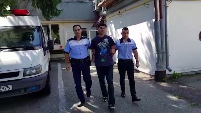 Şi-a orbit mama și și-a mutilat vecinul, dar judecătorii au decis că nu trebuie închis