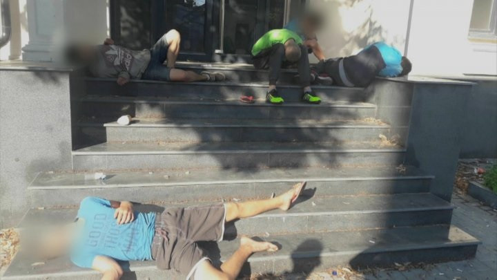 5 moldoveni, găsiţi întinşi pe stradă, după ce se drogaseră. Ce au spus când s-au trezit