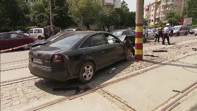 Șoferul care a provocat accidentul din Aviației, de negăsit. Doar pasagerul din dreapta a fost prins