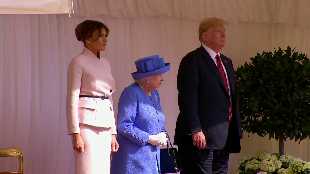 Trump şi soţia sa, primiţi de regina Elisabeta a II-a la castelul Windsor