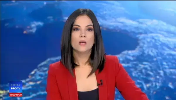 Momentul în care un bărbat a atacat cu pietre un autobuz din Iași