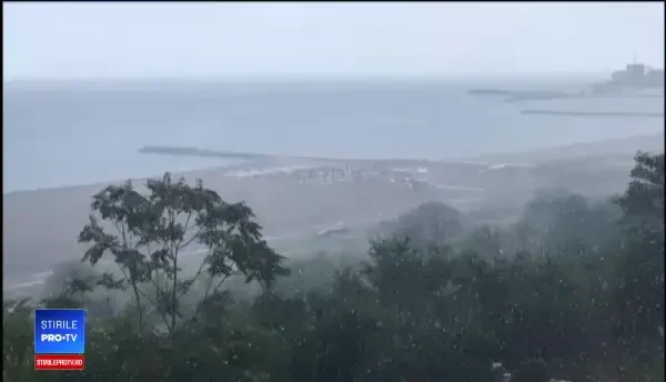 Vijelii și ploi cu gheață pe litoral. Turiștii au luat-o la fugă de pe plajă