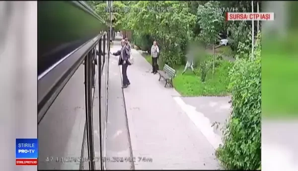 Momentul în care un tânăr a atacat cu pietre un autobuz din Iași. Suspectul e încă liber