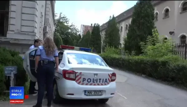 O angajată a unei fabrici din Orăștie și-a înjunghiat superiorul. Ce veste i-a dat