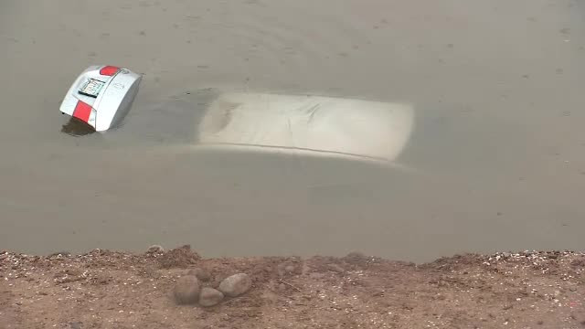 Femeie salvată din maşină cu câteva secunde înainte să se înece. "Mi-a ajuns apa la gât"