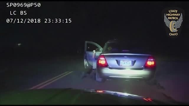 Poliţist târât peste un kilometru de un şofer care a fugit de un control de rutină