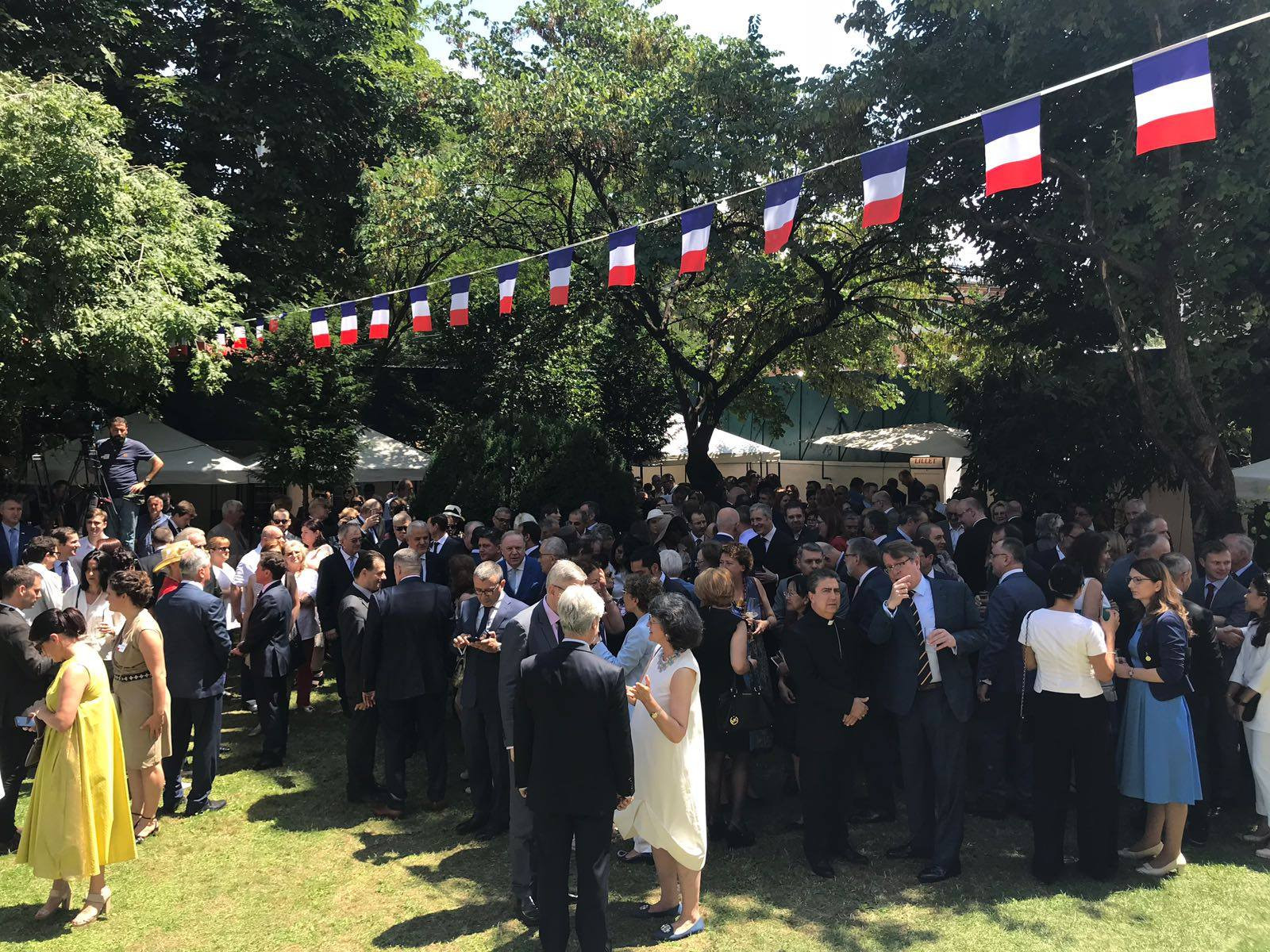 Iohannis şi Kovesi, la recepția de la Ambasada Franței. Dragnea și Dăncilă, absenți