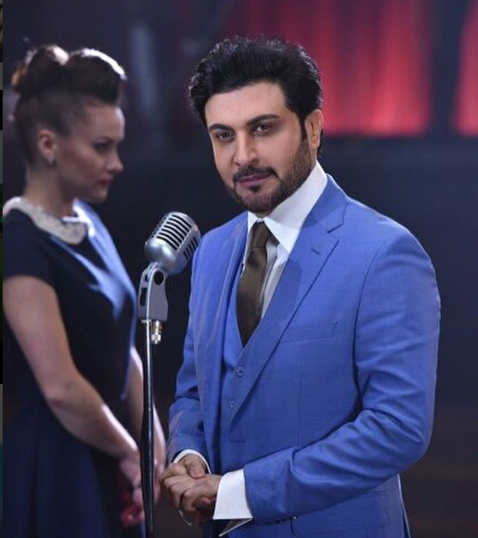 Femeie arestată după ce a îmbrățișat un cântăreț. E acuzată de hărțuire. VIDEO