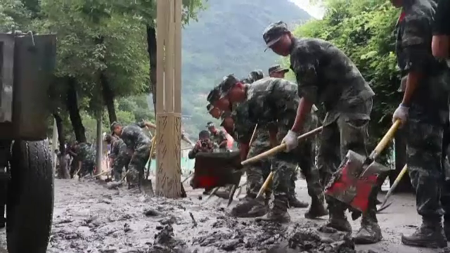 Precipitații record în zonele montane din China. Străzile, înecate în noroi