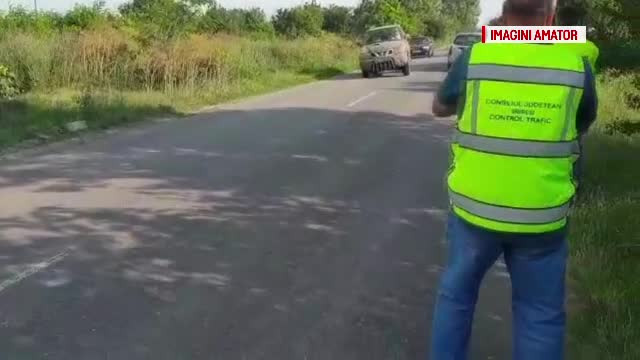 Un șofer a încercat să intre cu mașina în mai mulți muncitori. Oamenii au sărit în șanț