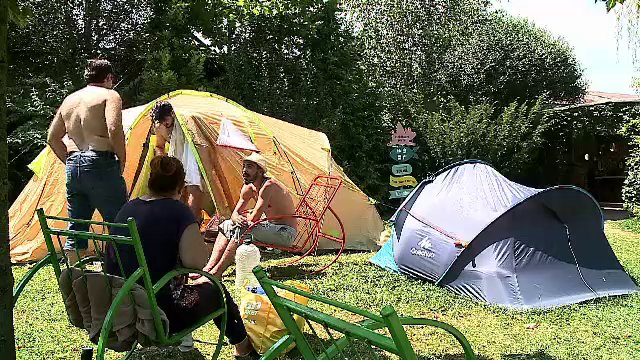 La mare cu cortul. Turiștii plătesc pentru cazare de 10 ori mai puțin decât la hotel
