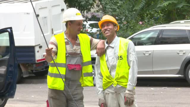 În timp ce românii pleacă în Vest, asiaticii se bat trei pe un loc ca să lucreze la noi în țară. Ce salarii primesc