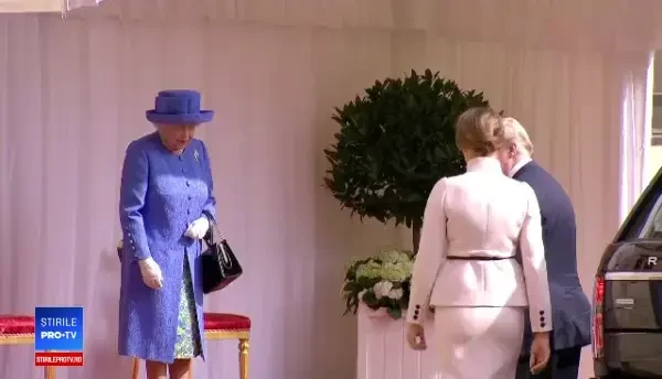 Stângăciile comise de Trump la întâlnirea cu regina Elisabeta. Președintele american a fost aspru criticat