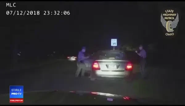 Poliţist târât peste un kilometru de un şofer care a fugit de un control de rutină