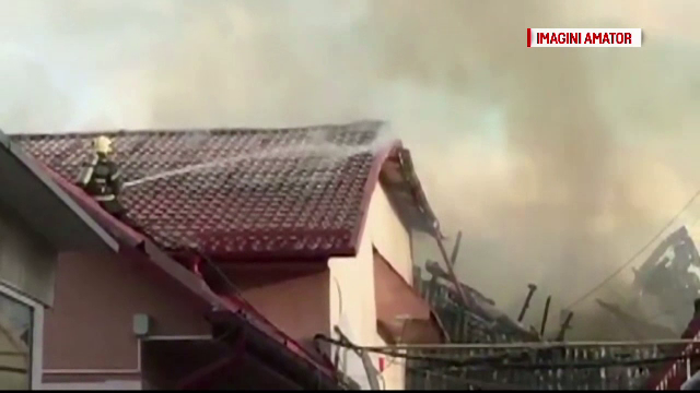 Incendiu violent la o hală din Târgu Neamţ. S-a intervenit cu 7 autospeciale