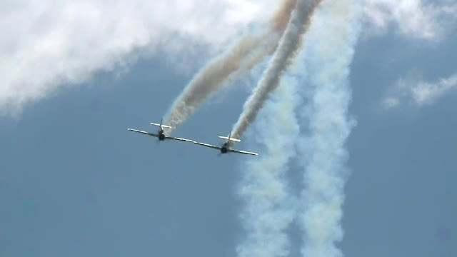 Spectacol cu campionul mondial la aviaţie acrobatică, la Tuzla