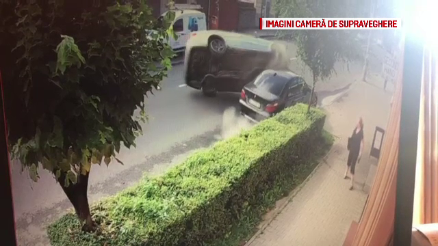Accident spectaculos în Dej. Un şofer a lovit o maşină, apoi s-a răsturnat pe șosea