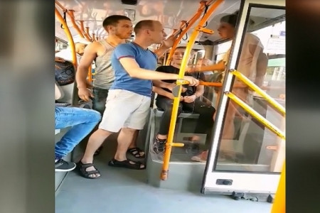 Scandal într-un troleibuz: două femei s-au luat la bătaie. ”Cheamă poliția”