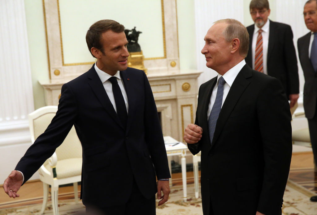 Emmanuel și Brigitte Macron, primiți de Putin la Kremlin, înainte de finala Cupei Mondiale
