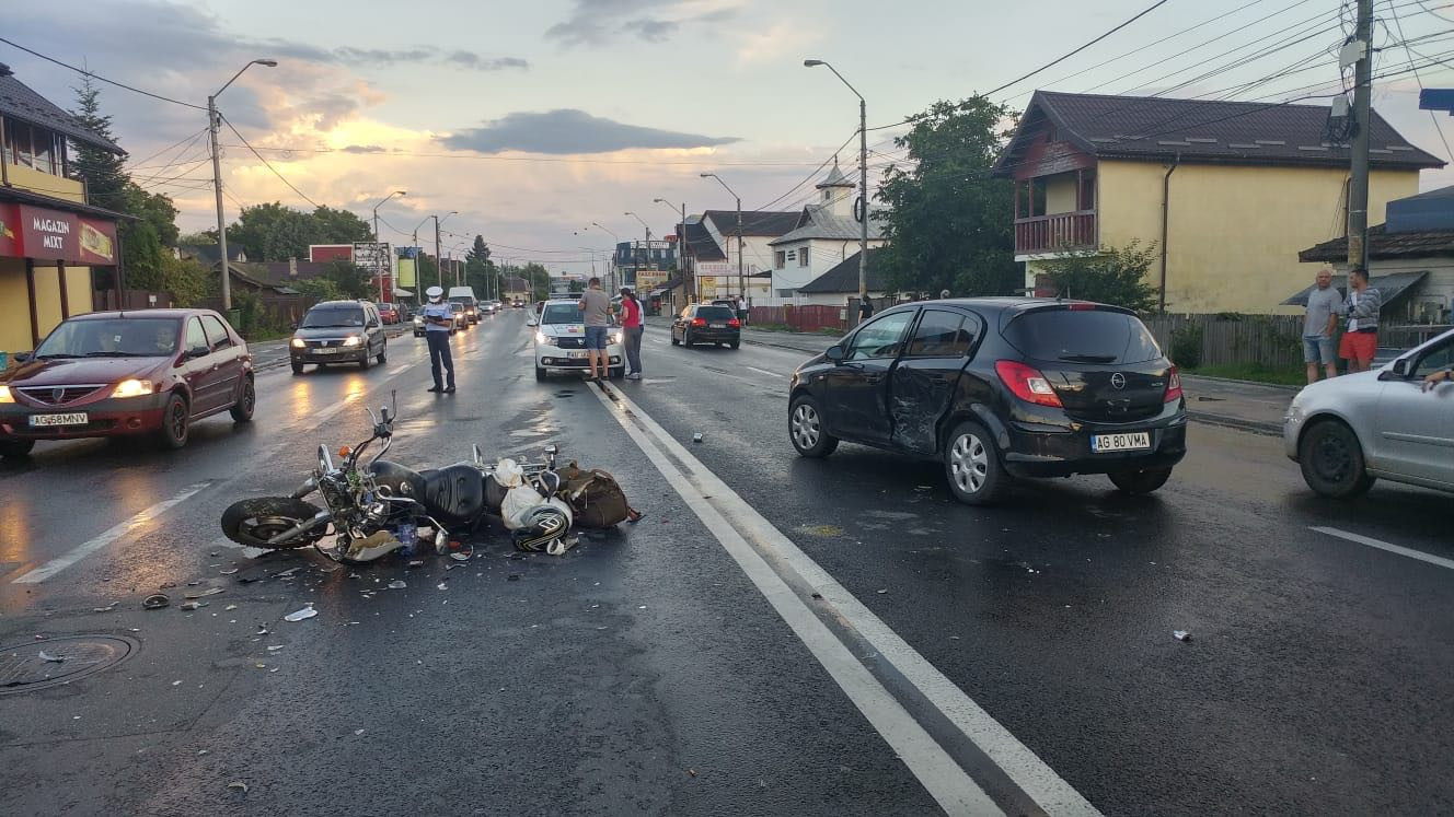Accident rutier la Pitești. Femeie acroșată de un motociclist