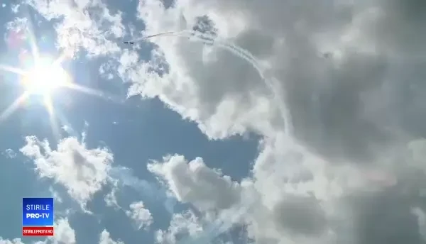 Spectacol cu campionul mondial la aviaţie acrobatică, la Tuzla