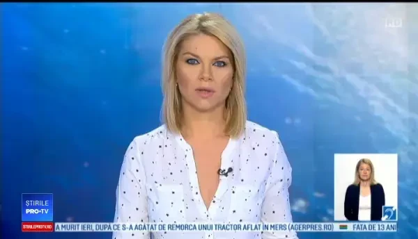 Accident spectaculos în Dej. Un şofer a lovit o maşină, apoi s-a răsturnat pe marginea drumului