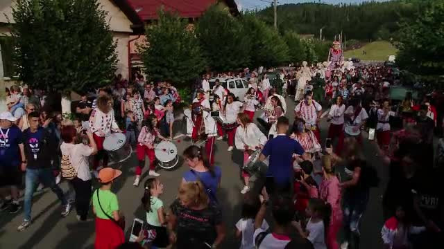 Festival căutat de turişti din întreaga lume, într-un sat din Braşov. Ce vedete vin
