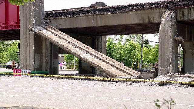 Momentul în care un pod de cale ferată se prăbușește peste o șosea. VIDEO