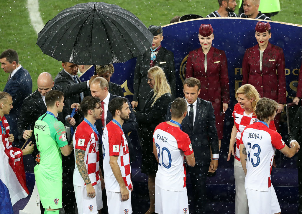 De ce a avut doar Putin umbrelă la finala Cupei Mondiale. Serviciile ar avea explicaţia