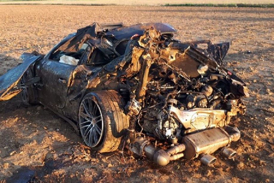 A murit după ce a ieşit cu un Porsche de pe şosea. Ce au găsit poliţiştii în maşină