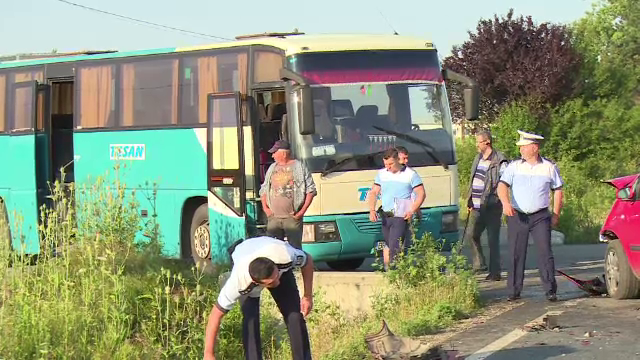 25 de persoane, duse la spital, după ce un autobuz cu navetiști a fost lovit de o mașină