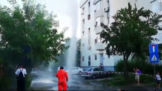 Avarie gravă la rețeaua de apă din Craiova. Apa a tâșnit la 20 de metri înălțime