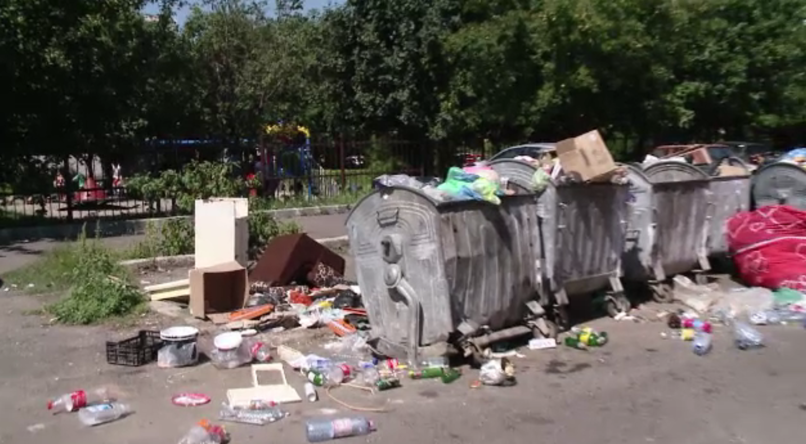 Munți de gunoaie pe străzile din Craiova. Explicația oferită de autorități