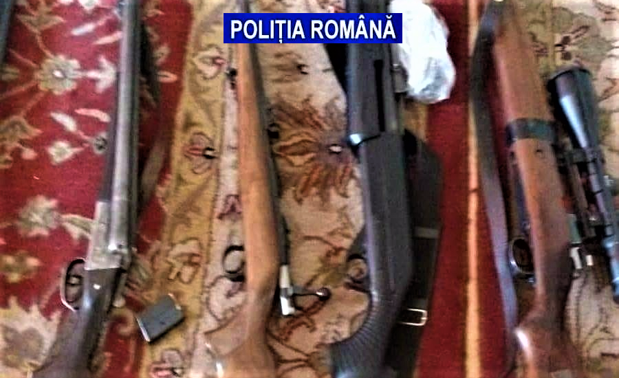 Armă cu lunetă, de 10.000 de dolari, descoperită în mașina unei femei din Mehedinți. Ce planuri avea