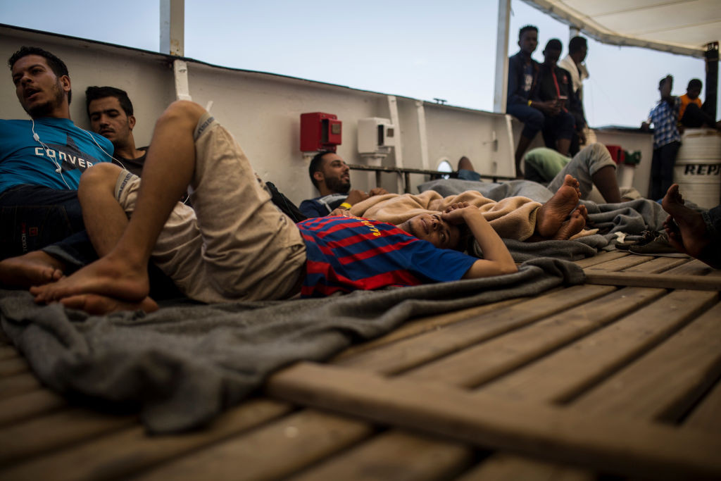 Opt persoane au fost găsite moarte într-un vehicul frigorific care transporta migranţi