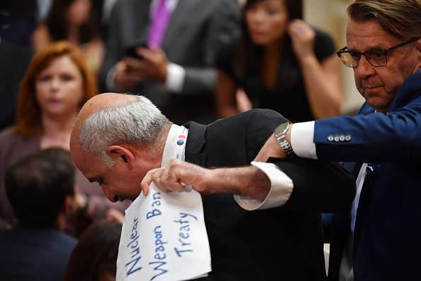 Incident în sala în care Trump și Putin au susținut conferința de presă comună. Bărbat scos cu forța