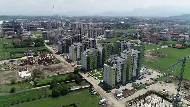 Situația în care au ajuns mii de oameni care au luat credit pe viață pentru o locuință. ”Trotuare nu sunt, asfalt nu e”