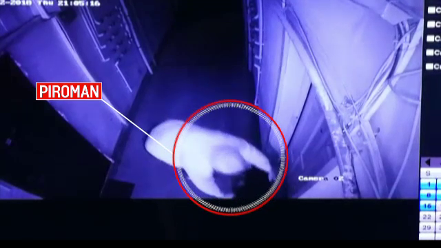 Alertă în Târgu Jiu. Piromanul care incendiază ușile apartamentelor încă nu a fost prins