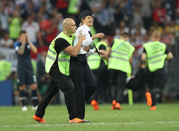 Pedeapsa primită de activistele de la Pussy Riot, după ce au intrat pe teren în finala Cupei Mondiale