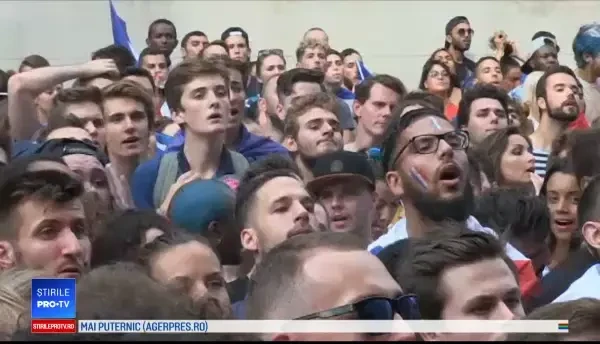 Sute de mii de francezi, în stradă după victoria la CM. Lupte cu poliţia în Paris şi Lyon