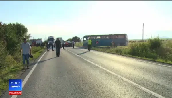 25 de persoane, duse la spital, după ce un autobuz cu navetiști a fost lovit de o mașină
